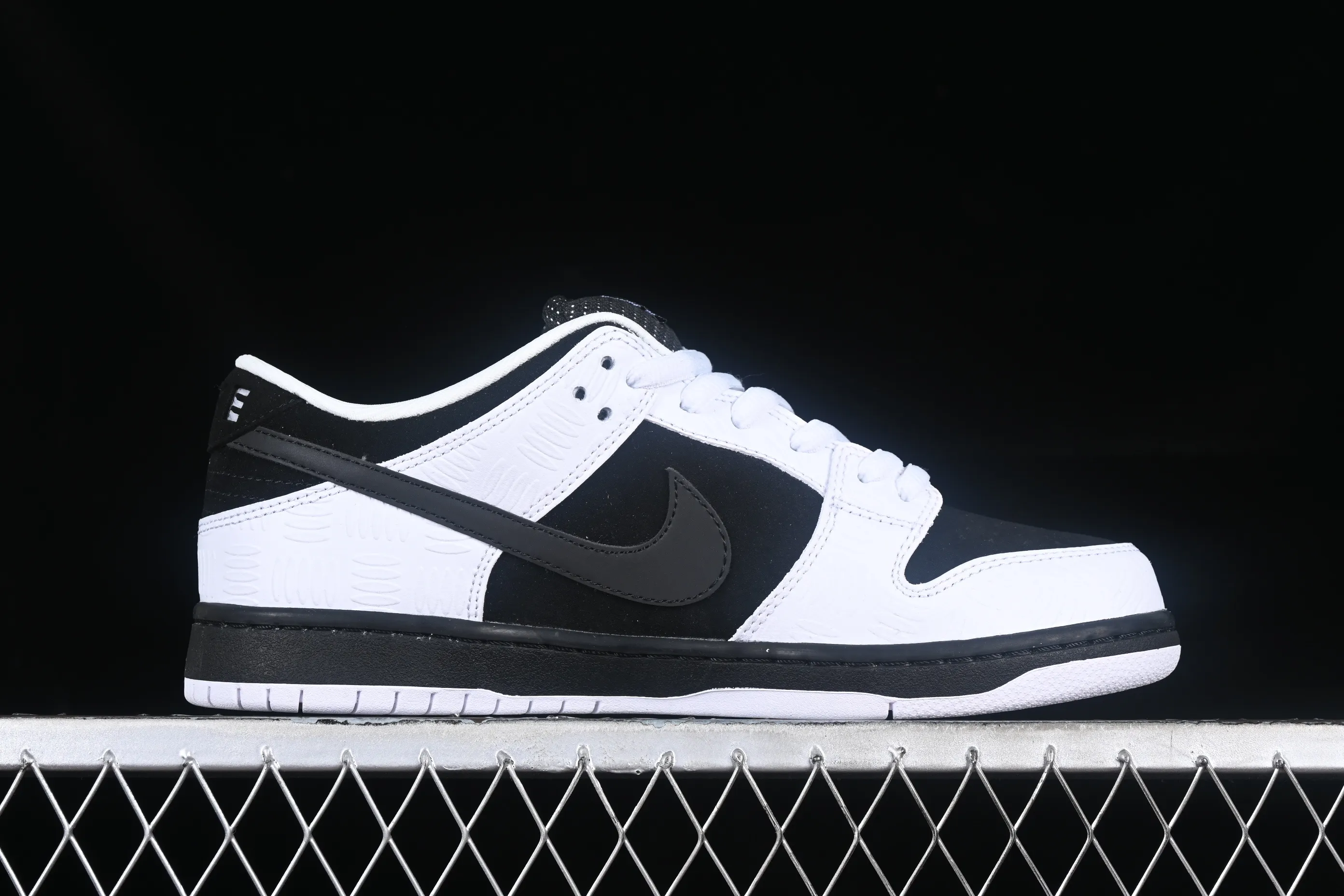 All categories Nk SB Dunk series Nk SB Dunk Low low-top sneakers Z version Tightbooth x Nk SB Dunk joint model Reverse Panda SB low-top casual sports skateboard shoes FD2629-100